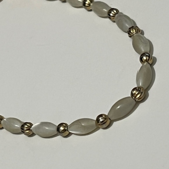 Elegant Gold and pearlescent Cream Beaded Bracelet minimalist - Picture 5 of 5